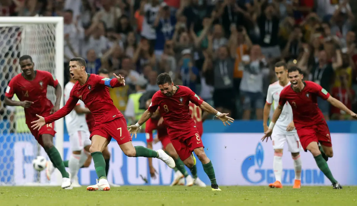 Bintang Portugal, Cristiano Ronaldo, merayakan gol yang dicetaknya ke gawang Spanyol pada laga Grup B Piala Dunia di Stadion Fisht, Sochi, Jumat (15/6/2018). Kedua negara bermain imbang 3-3. (AP/Frank Augstein)