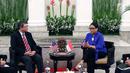 Menteri Luar Negeri RI Retno Marsudi (kanan) saat melakukan perbincangan empat mata dengan Menteri Luar Negeri Malaysia, Dato' Saifuddin Abdullah di Gedung Pancasila, Jakarta, Senin (23/7). (Liputan6.com/Helmi Fithriansyah)