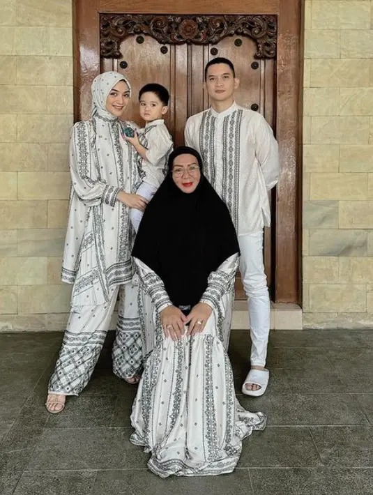 Citra Kirana mengenakan one set warna putih hitam bermotif abstrak. Citra tampil dengan atasan lengan panjang dan celananya serasi dengan kerudungnya. [@citraciki]