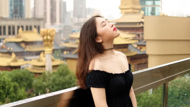 Tips Tampil Elegan Saat Menghadiri Pernikahan Mantan, Biar Nggak Canggung Apalagi Baper