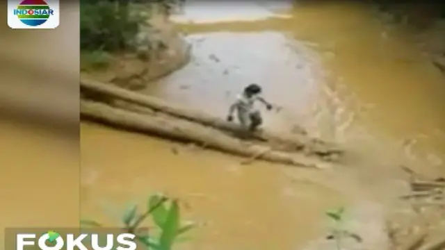 Dalam video amatir petugas terpaksa menyebrangi Sungai Pangurudan yang kondisinya sangat berbahaya dan dipenuhi lumpur.