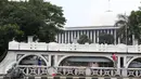Dua pekerja sedang melakukan pengecatan pintu air Istiqlal, Jakarta Pusat, Senin (14/11). Pengecatan dilakukan untuk menjaga pintu air yang merupakan salah satu cagar budaya tersebut agar tetap bersih dan terawat. (Liputan6.com/Immanuel Antonius)
