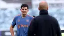 Erik ten Hag memiliki PR besar di lini belakang Manchester United saat kedatangannya. Setan Merah tercatat mengalami kebobolan sebanyak 57 gol pada musim lalu. Menurunkan kapten klub Harry Maguire ke dan Victor Lindelof ke bangku cadangan adalah langkah yang berani. Ten Hag mempercayakan benteng pertahanan kepada duet Lisandro Martinez dan Raphael Varane. Casemiro pun juga bertindak cemerlang sebagai perisai di depan pertahanan. Musim ini, Manchester United berhasil membuat delapan clean sheet dalam 18 pertandingan di Liga Inggris. (AFP/Trevor Collens)