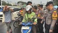 Polisi Terluka Saat Cegah Pembakaran Ban di Demo Depan DPR (Ady Anugrahadi/Liputan6.com)