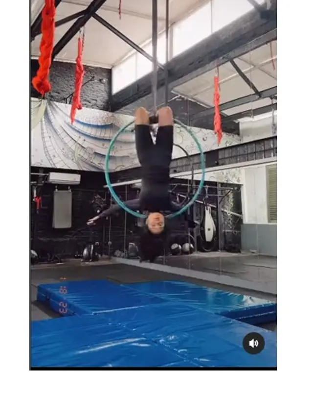 8 Potret Fuji An Jalani Olahraga Aerial Hoops, Banjir Pujian