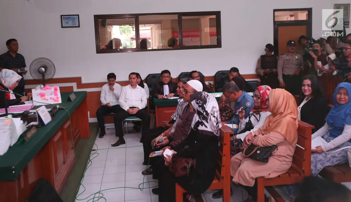 Sejumlah saksi dari jaksa penuntut umum (JPU) menghadiri sidang kasus penipuan First Travel di Pengadilan Negeri Depok, Rabu (14/3). Sidang dengan agenda mendengarkan keterangan saksi itu menghadirkan penyanyi Vicky Shu. (Kapanlagi/Budy Santoso)