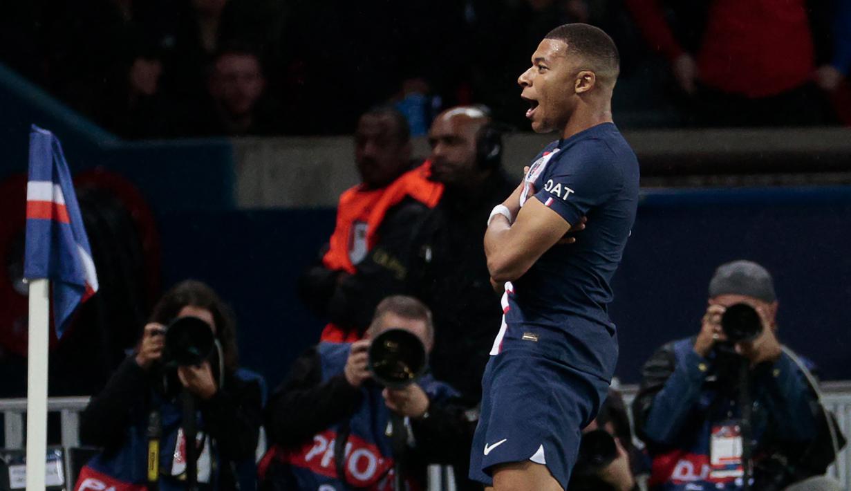 Kylian Mbappe. Tampil dalam seluruh 5 laga PSG di fase Grup H Liga Champions 2022/2023 dan masih menyisakan satu laga lagi kontra Juventus, striker asal Prancis berusia 23 tahun ini sementara menempati posisi kedua dalam daftar top skor dengan torehan 6 gol. Ia hanya gagal mencetak gol di matchday ketiga kontra tun rumah Benfica (5/10/2022) yang berujung hasil imbang 1-1. Ia dua kali membuat brace di matchday pertama kontra tamunya Juventus (6/9/2022) yang berakhir dengan kemenangan 2-1 serta pada matchday kelima saat menjamu Maccabi Haifa (25/10/2022) yang berakhir dengan kemenangan 7-2. (AFP/Geoffroy van der Hasselt)