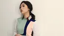 Kalau yang satu ini, penampilannya cukup sederhana dengan kombinasi warna pastel di dress patternya ini. Tatanan rambutnya pun juga terlihat begitu simple dan sangat cocok dengan karakter Isyana. (Instagram/isyanasarasvati)