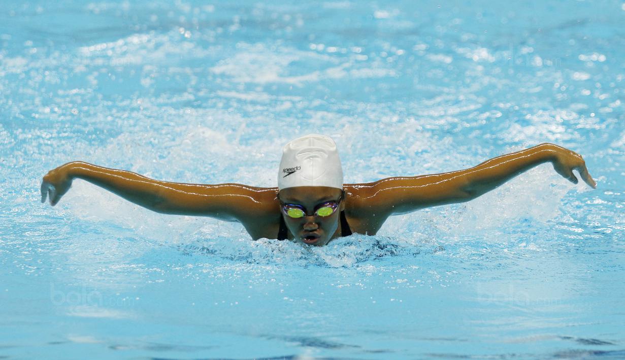 Perenang beraksi di kejuaraan Indonesia Open Aquatic Championship di Stadion Akuatik SUGBK,  Jakarta, Jumat (8/12/2017). Kejuaraan  tersebut sekaligus merupakan tes event cabang akuatik Asian Games 2018. (Bola.com/M Iqbal Ichsan)