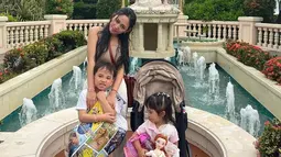 Sejak resmi bercerai pada 2021 silam, Rachel lah yang sekrang berperan sebagai orang tua tunggal untuk mengurus kedua anaknya. (instagram.com/rachelvennya)