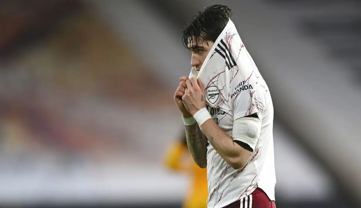 Bek Arsenal, Hector Bellerin, tampak kecewa usai ditaklukkan Wolverhampton Wanderers pada laga Liga Inggris di Stadion Molineux, Selasa (2/2/2021). Arsenal takluk dengan skor 2-1. (Shaun Botterill/Pool via AP)