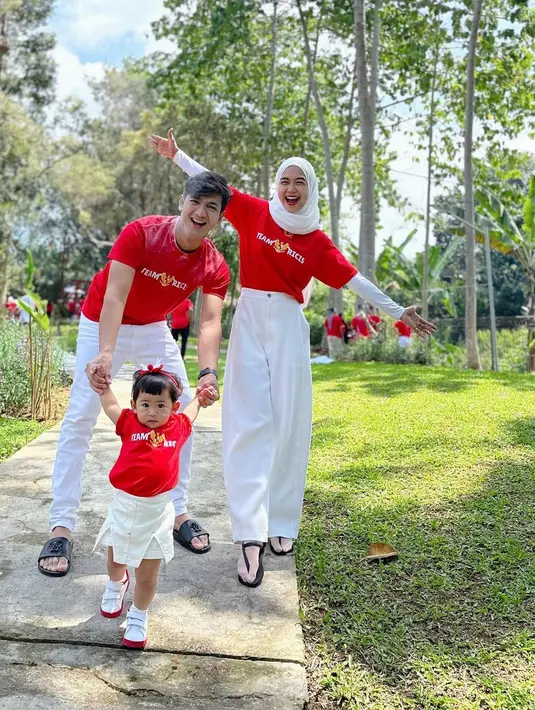 Ada juga keluarga Ria Ricis dan Teuku Ryan yang memadukan kaus merah dengan bawahan putih. [Instagram/riaricis1795]