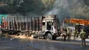 Tentara India memeriksa lokasi baku tembak di Nagrota, Jammu-Srinagar, Kashmir yang dikuasai India, 28 Desember 2022. Menurut polisi, pengemudi truk melarikan diri dan pencarian sedang dilakukan untuk menemukannya. (AP Photo/Channi Anand)