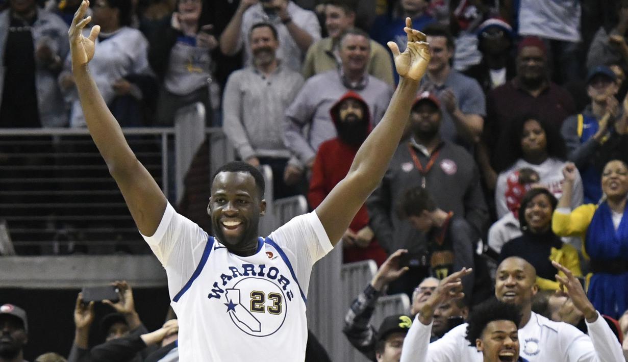 Ekspresi pemain Golden State Warriors, Draymond Green merayakan aksi dunk yang dilakukan Andre Iguodala pada laga NBA basketball game  di Philips Arena, Atlanta, (2/3/2018). Warriors menang 114-109. (AP/John Amis)