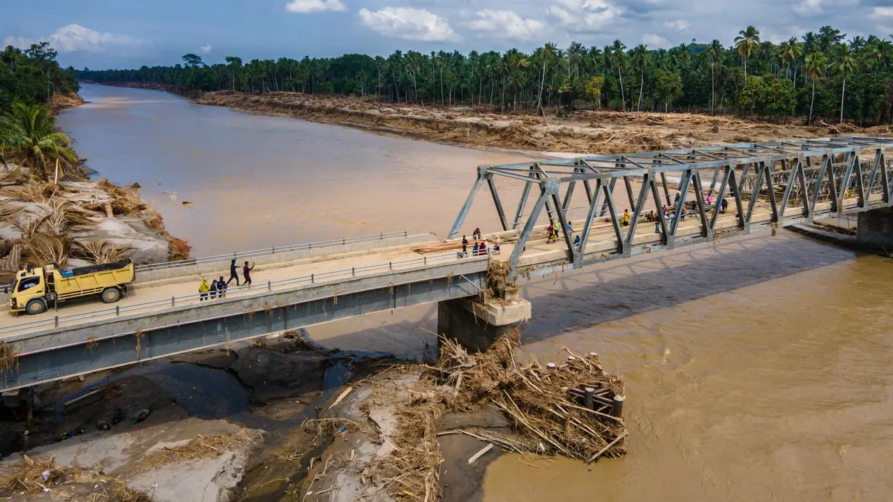 Memantau Progres Penyambungan Kembali Salah Satu Jembatan di Bireuen Aceh