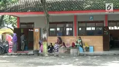 Sejumlah wali murid menjaga anak mereka di sekolah sepanjang hari. Hal tersebut dilakukan akibat adanya pelecehan seksual yang dilakukan guru honorer.