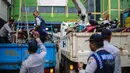 Petugas Dinas Perhubungan merazia parkir liar motor dengan menggunakan jaring di kawasan Pasar Tanah Abang, Jakarta, Kamis (16/4/2015). Razia dilakukan untuk menciptakan kawasan yang tertib serta nyaman di kawasan Tanah Abang. (Liputan6.com/Faizal Fanani)