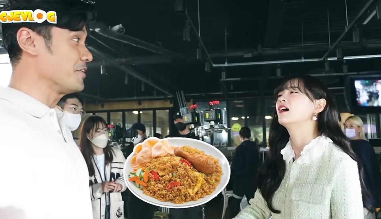 Tak hanya menyukai pemandangan alam di Bali dan Lombok, Sejeong juga menyukai kuliner khas Indonesia yaitu nasi goreng. (Foto: YouTube/ Chicco Jerikho)