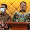 Ketua MPR, Bambang Soesatyo didampingi pimpinan MPR saat memberikan keterangan kepada wartawan usai memperingati Hari Konstitusi dan HUT MPR ke-77 di Jakarta, Kamis (18/8/2022). Acara tersebut bertemakan Konstitusi Sebagai Pijakan Bagi Kebangkitan Ekonomi dan Politik Global Pasca Pandemi. (Liputan6.com/Angga Yuniar)