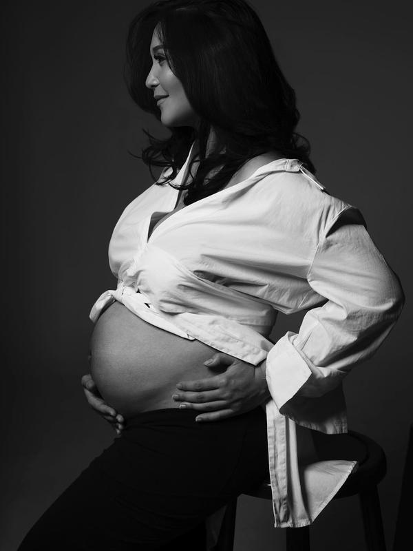 Caca Tengker tampak memesona saat menjalani pemotretan maternity dengan konsep monokrom. (Foto: instagram.com/andreblake_)