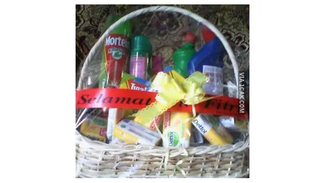 7 Potret Isian Hampers Lebaran Ini Anti-Mainstream, Bikin Geleng Kepala