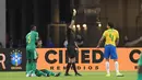 Bek Brasil, Marquinhos mendapat kartu kuning dari wasit saat bertanding melawan Senegal pada pertandingan persahabatan di Stadion Nasional di Singapura (10/10/2019). Brasil bermain imbang dengan Senegal 1-1. (AFP Photo/Roslan Rahman)
