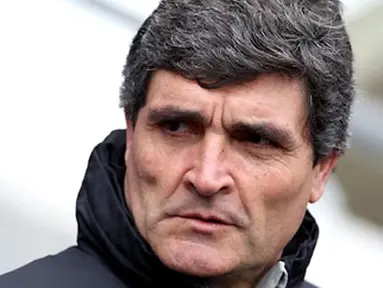Tottenham Hotsphur manager Juande Ramos takes his seat before the English Premier league football match against Manchester City at The City of Manchester Stadium in Manchester, on March 16, 2008. AFP PHOTO/ANDREW YATES