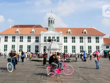 Warga memadati area halaman utama Museum Sejarah Jakarta di kawasan Kota Tua, Jakarta, Kamis (3/4/2025). (Liputan6.com/Herman Zakharia)