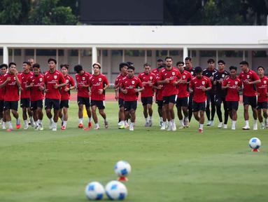Pemain Timnas Indonesia U-23 menggelar latihan perdana jelang SEA Games 2025 di Stadion Madya, Kompleks Gelora Bung Karno (GBK) Jakarta, Jumat (3/10/2025). (Liputan6.com/Helmi Fithriansyah)
