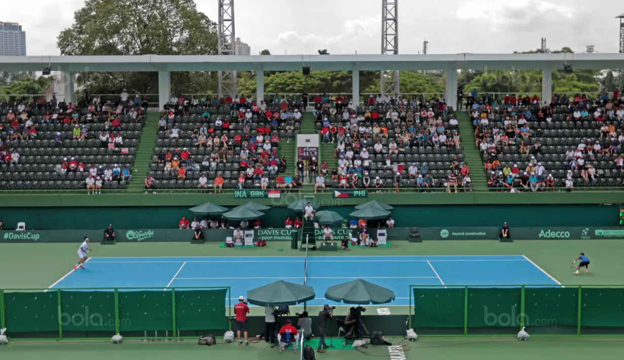 Suasana arena Tennis Outdoor Senayan saat laga David Agung Susanto melawan petenis Filipina, Jeson Patrombon pada Piala Davis 2018 grup dua Asia/Oceania di Senayan, Jakarta, Sabtu (3/2/2018). David menang 6-2, 7-5. (Bola.com/Nick Hanoatubun)