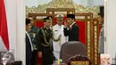 Presiden Joko Widodo dan Wakil Presiden Jusuf Kalla tiba untuk mengikuti rapat Kabinet di komplek Istana Kepresidenan, Jakarta, Rabu (1/9/2015). Rapat membahas krisis ekonomi yang sedang dilanda Indonesia saat ini. (Liputan6.com/Faizal Fanani)