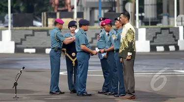 Kepala Staf Angkatan Laut (KSAL) Laksamana TNI Ade Supandi S.E memberikan penghargaan kepada personil KNKT, MGS Geosurvey, MV Crest Onyx dan KN Jadayat di Markas Komando Armada Barat TNI AL, Jakarta, Selasa (24/2/2015). (Liputan6.com/Faizal Fanani)