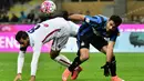 Gelandang Bologna, Saphir Taider, berebut bola dengan penyerang Inter Milan, Eder. Sementara Bologna pekan depan akan bertandang ke Atalanta. (AFP/Giuseppe Cacace)