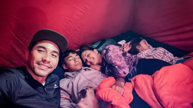 6 Potret Seru Keluarga Darius Sinathrya Camping di Kaki Gunung Salak