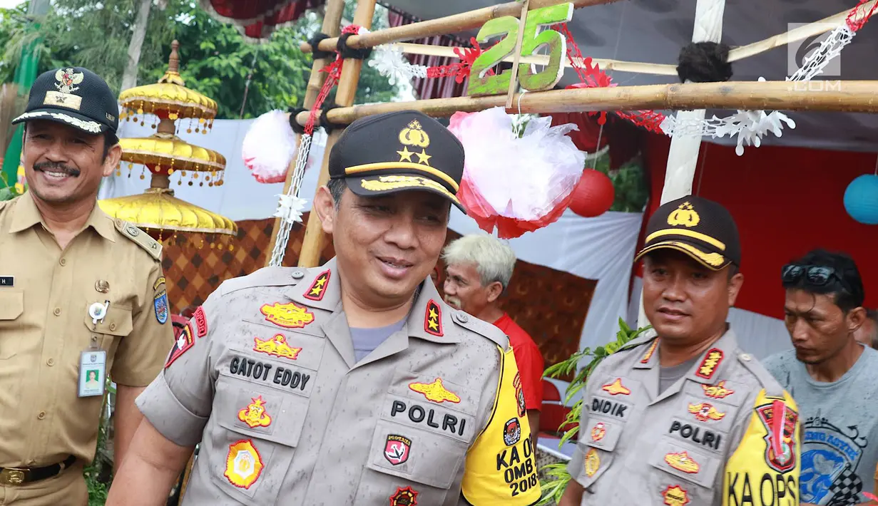 Kapolda Metro Jaya Irjen Gatot Eddy Pramono meninjau persiapan tempat pemungutan suara (TPS) di Kampoeng Pemilu Nusantara, Depok, Jawa Barat, Selasa (16/4). Peninjauan tersebut untuk memastikan persiapan dan keamanan penyelenggaraan pemilu serentak 17 April 2019. (Liputan6.com/Immanuel Antonius)