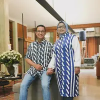 Pada foto yang diunggah baru-baru ini, Anies dan Fery terlihat mengenakan outfit couple sembari berpegangan tangan. [@feryfarhati]