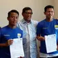 Muchlis Hadi dan Ghozali Siregar diresmikan jadi pemain Persib Bandung, Jumat (2/2/2018). (Bola.com/Erwin Snaz)