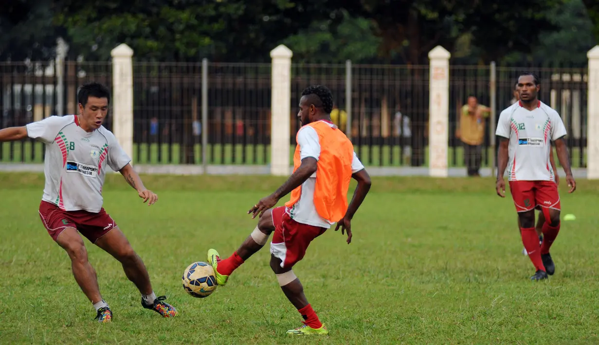 Penyerang Persipura, Boaz Salossa (tengah) mencoba mengecoh Lim Joon Sik saat latihan di Lapangan C Senayan, Jakarta, Kamis (7/5/2015). Persipura mulai mematangkan strategi bermain dalam sesi latihan hari ke-3. (Liputan6.com/Helmi Fithriansyah)