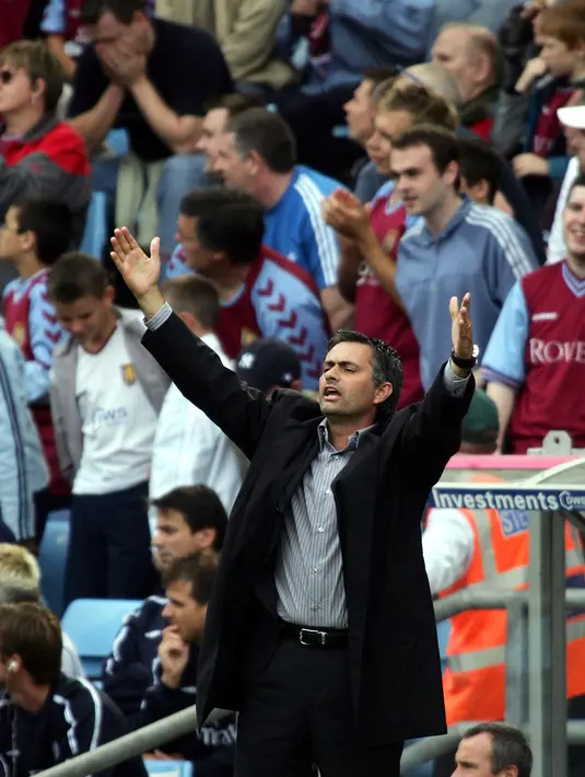 Pelatih Chelsea, Jose Mourinho menginstruksikan pemainnya saat bertanding melawan Aston Villa pada Liga Inggris di Villa Park di Birmingham 11 September 2004.  (AFP/Adrian Dennis)