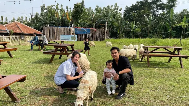 Menanti 8 Tahun, Ini 7 Potret Kompak Indra Sinaga dan Istri Asuh Buah Hati