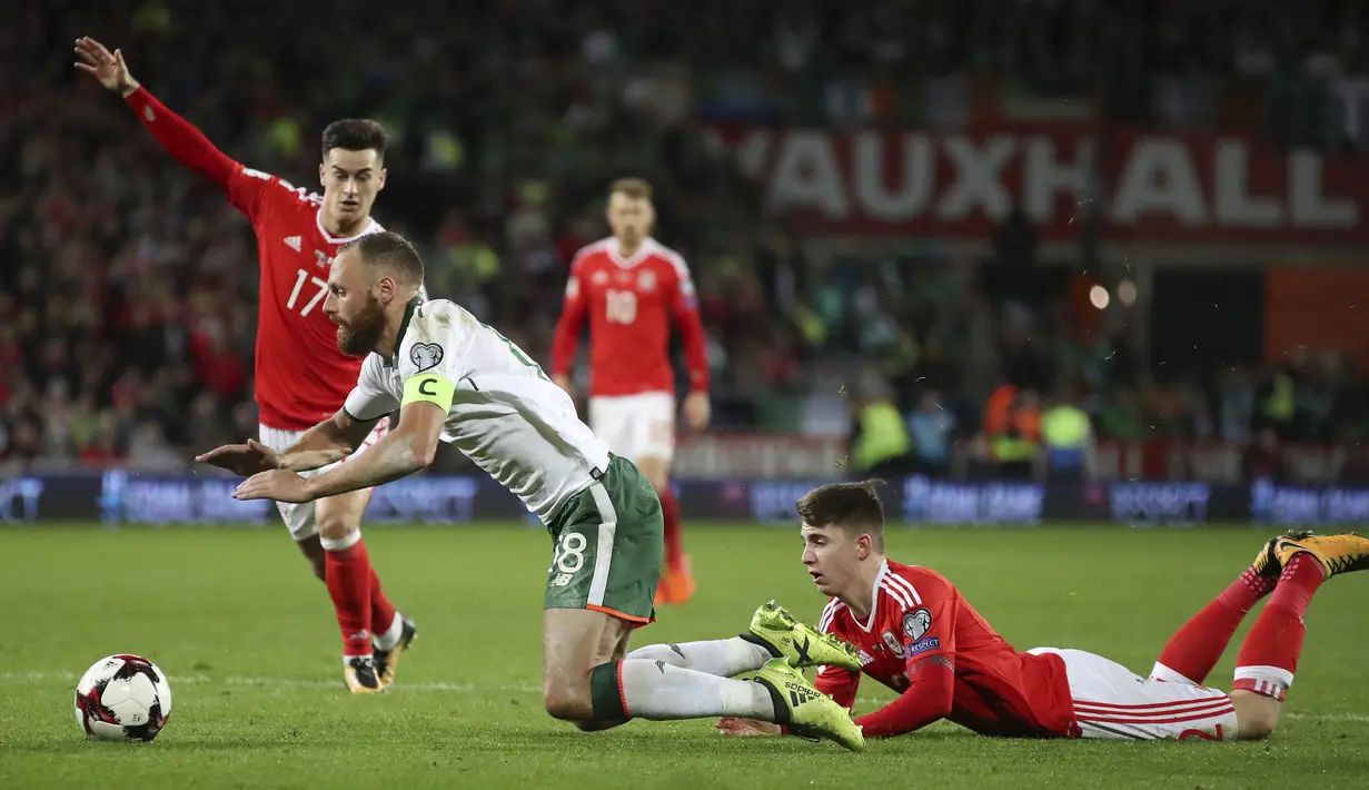 Gelandang Irlandia, David Meyle, dijatuhkan striker Wales, Ben Woodburn, pada laga kualifikasi Piala Dunia 2018 di Stadion Cardiff City, Cardiff, Senin (9/10/2017). Wales kalah 0-1 dari Irlandia. (AP/Nigel French)