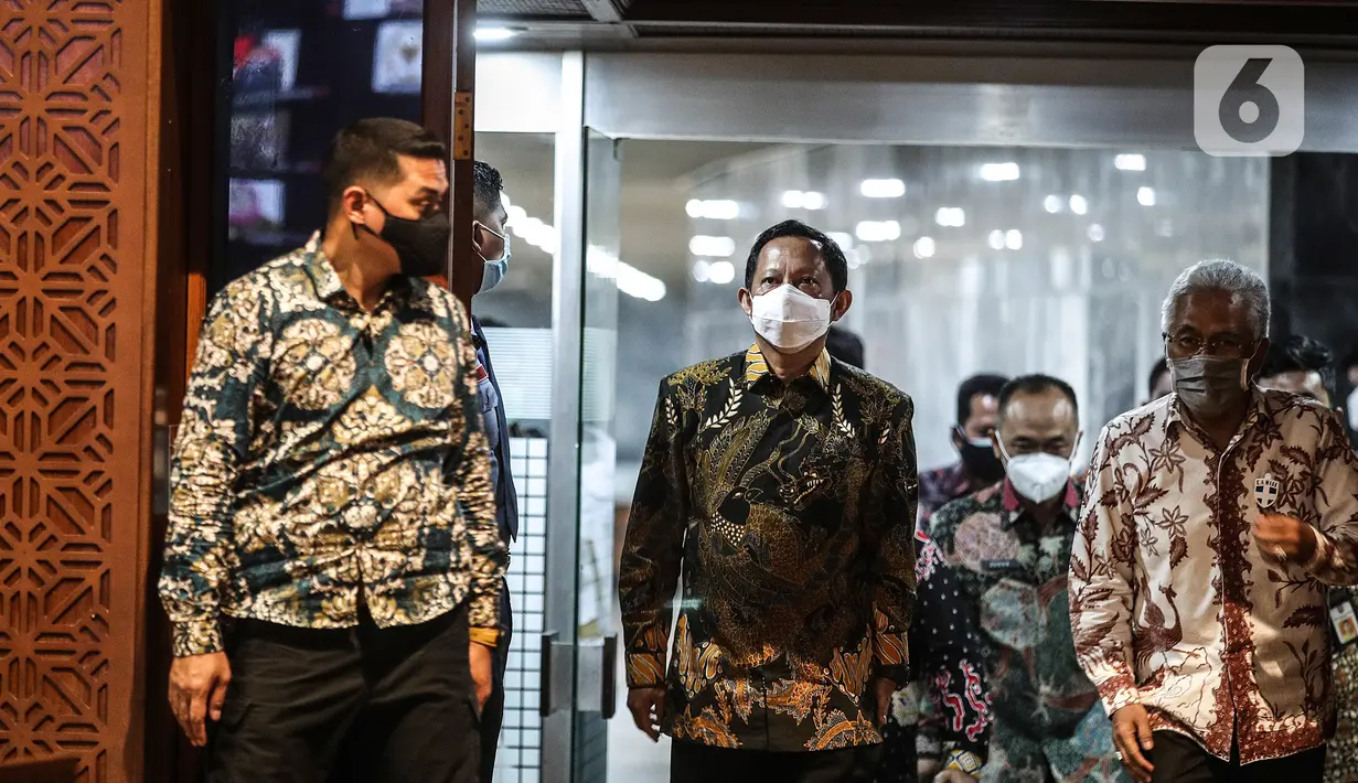 Mendagri Tito Karnavian tiba menghadiri rapat kerja dengan Komisi II DPR di Kompleks Parlemen, Senayan, Jakarta, Kamis (26/11/2020). Rapat itu membahasan data kependudukan dan data pemilih Pilkada Serentak 2020. (Liputan6.com/Johan Tallo)