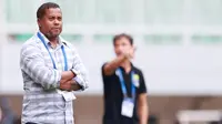 Pelatih Persik Kediri, Divaldo Alves saat melawan Persib Bandung pada laga BRI Liga 1 2022/2023 di Stadion Pakansari, Bogor, Rabu (8/3/2023). (Bola.com/M Iqbal Ichsan)