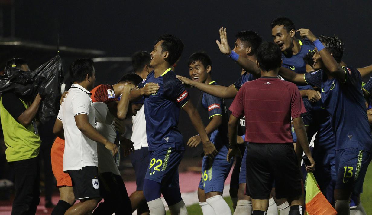 Para pemain PSIS Semarang merayakan gol yang dicetak Bayu Nugroho ke gawang Bhayangkara FC pada laga Piala Indonesia di Stadion PTIK, Jakarta, Selasa (19/2). Bhayangkara FC bermain imbang 1-1 melawan PSIS. (Bola.com/Yoppy Renato)