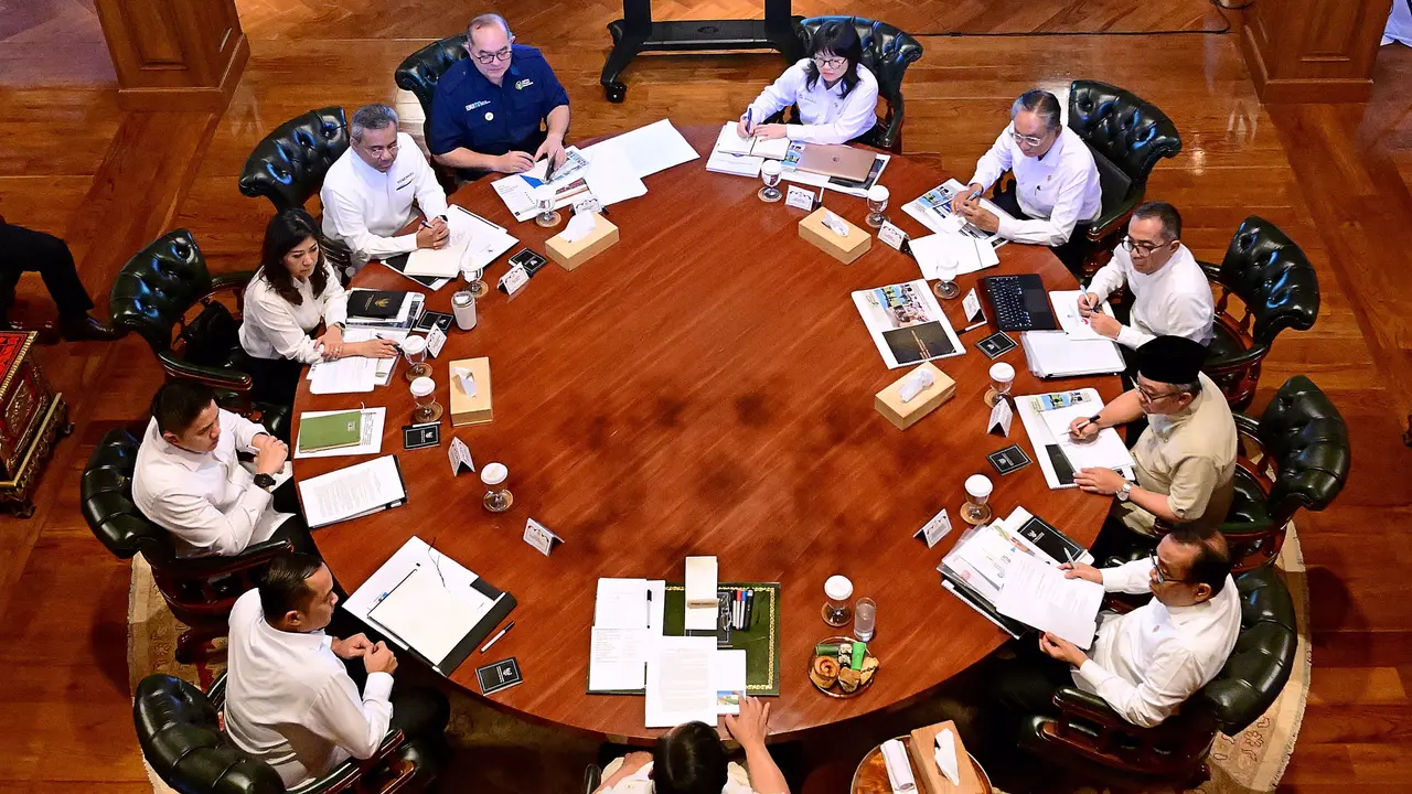 Rapat terbatas bersama Presiden Prabowo Subianto dan jajaran menteri kabinet Merah Putih di Hambalang, Jawa Barat, Senin (23/6/2025).