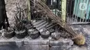 Kondisi sejumlah tanaman milik warga yang hangus terbakar dampak kebakaran Depo Pertamina Plumpang di Jalan Koramil, Rawa Badak, Jakarta, Sabtu (4/3/2023). Api yang terus membesar disertai suara ledakan membuat warga di sekitar lokasi panik berlarian menyelamatkan diri.  (Liputan6.com/Herman Zakharia)