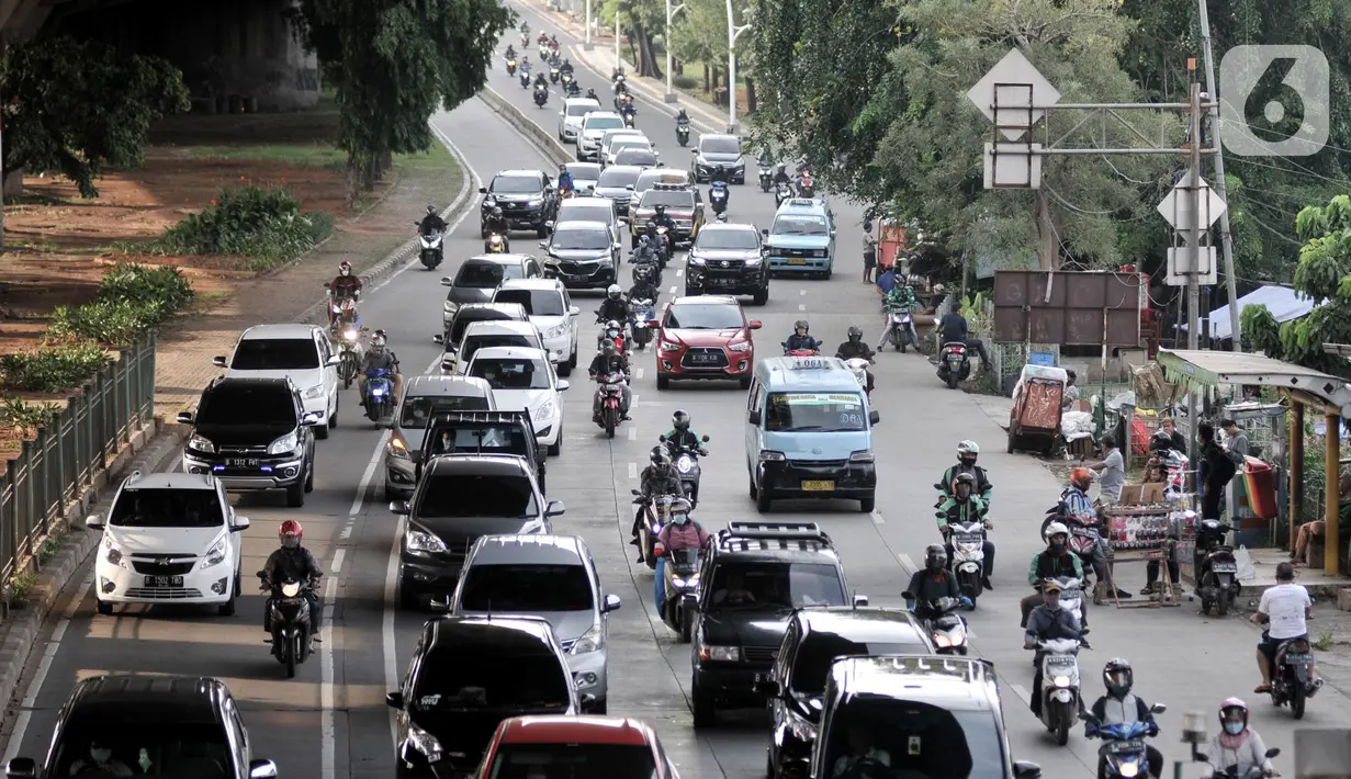 Kepadatan arus kendaraan saat melintas di by pass Jalan Ahmad Yani, Jakarta, Rabu (13/5/2020). Jumlah kendaraan pribadi mulai kembali meningkat hingga menyebabkan kepadatan arus lalu lintas di sejumlah jalan Ibu Kota meski penerapan PSBB masih berlangsung. (merdeka.com/Iqbal S. Nugroho)