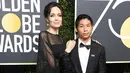 Selama proses pembuatan film, Jolie pun tak sendirian. Ia dibantu oleh kedua anaknya, Maddox dan Pax yang terlibat dalam proses produksi pembuatan film. (AFP/Frazer Harrison)