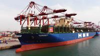Foto dari udara pada 26 April 2020, HMM Algeciras berlabuh di Pelabuhan Qingdao di Qingdao, Provinsi Shandong, China. Kapal kontainer terbesar di dunia dengan kapasitas 24.000 unit ekuivalen dua puluh kaki itu memulai pelayaran perdananya dari Pelabuhan Qingdao pada Minggu (26/4). (Xinhua/Li Ziheng)