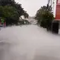 Kabut asap putih gas CO2 menyelimuti ruas jalan di sepanjang Jalan Gatot Subroto, Cimone, Kota Tangerang, Banten, Rabu (6/7/2022) pagi. Lalu lintas pun tersendat akibat insiden ini. (Istimewa)